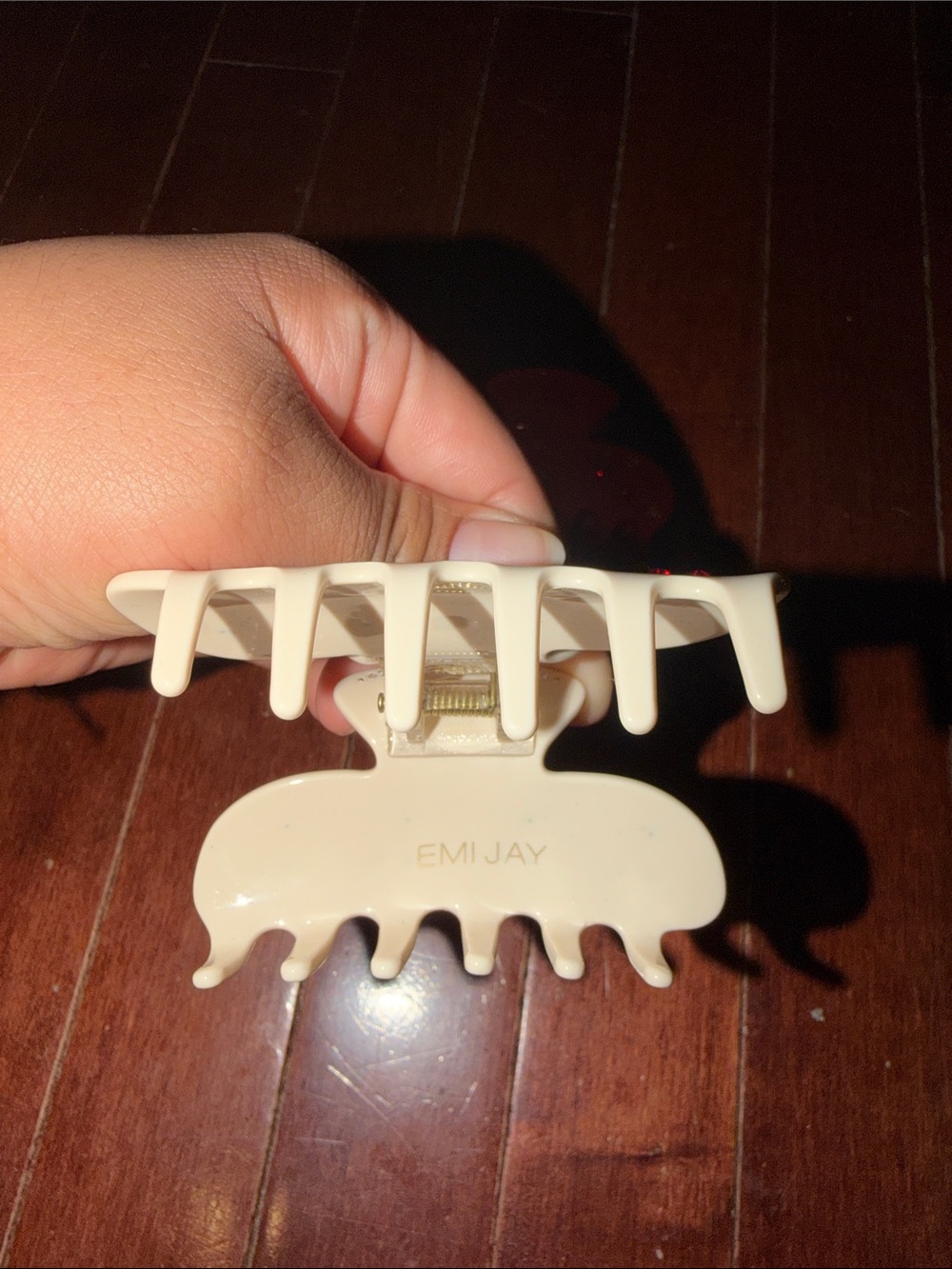 Emi Jay bundle of Red and Cream Hair Claw Clips - Picture 4 of 7